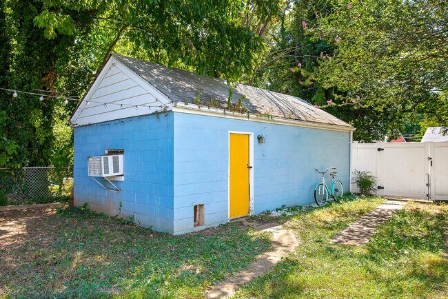 Building Photo - 3 Bed in Randolph Available in August!