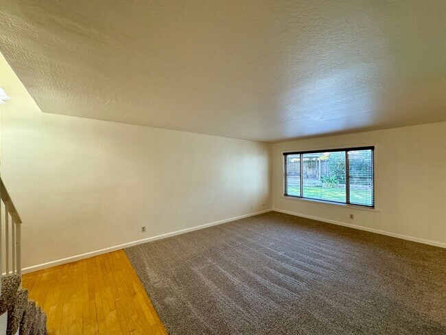 Foto del edificio - Opportunity to Live in the Desired Danvill...
