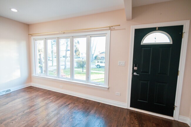 Foto del edificio - 7916 McVicker Ave