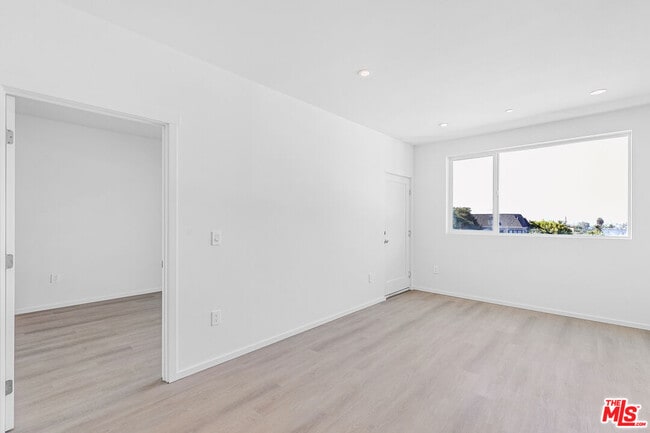 Building Photo - 1227 N Berendo St