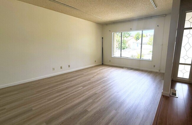Building Photo - 3 Bed/ 2.5 bath Single Story