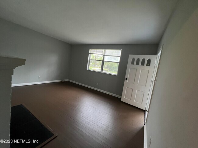 Foto del edificio - 5543 Lakewood Cir E