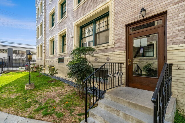 Foto del edificio - 2121 James M Wood Blvd