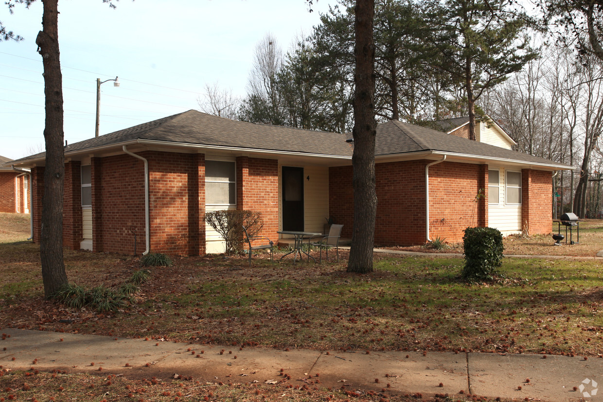 Baylor Court 3911 3915 Baylor St Greensboro NC 27405 Apartments com Baylor Court 3911 3915 Baylor St Greensboro NC 27405 Apartments com