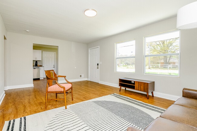 Building Photo - NEWLY RENOVATED 2 bedroom, 1 bathroom at G...