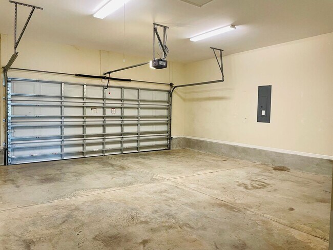 Building Photo - 5 Bedroom/3 Bath home with Garage in Tiger...