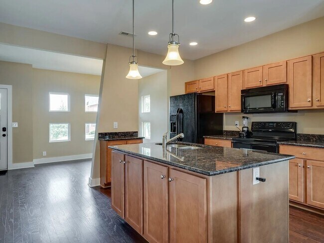 Foto del edificio - 3 Bed 2.5 Bath Luxury Townhome