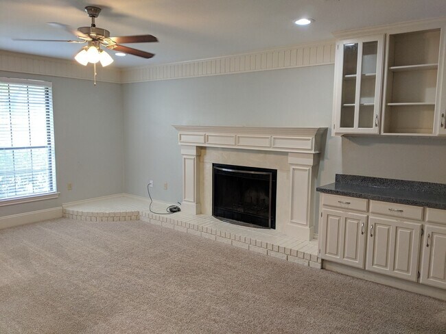 Building Photo - 2 Story Town Home Across from Spring Garde...