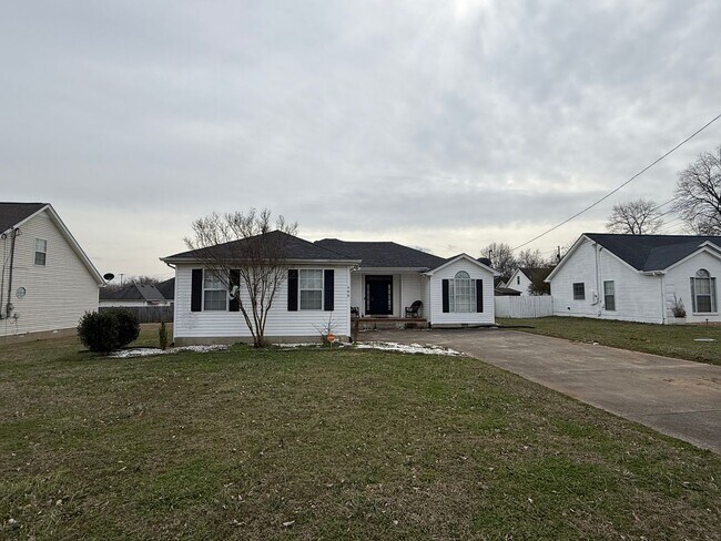 Foto del edificio - Charming Open-Concept Home in LaVergne