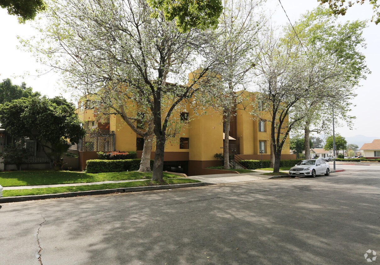 Building Photo - 466 Milford St