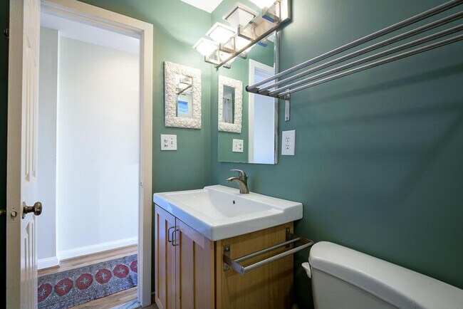 Building Photo - 504 Capitol Ct NE