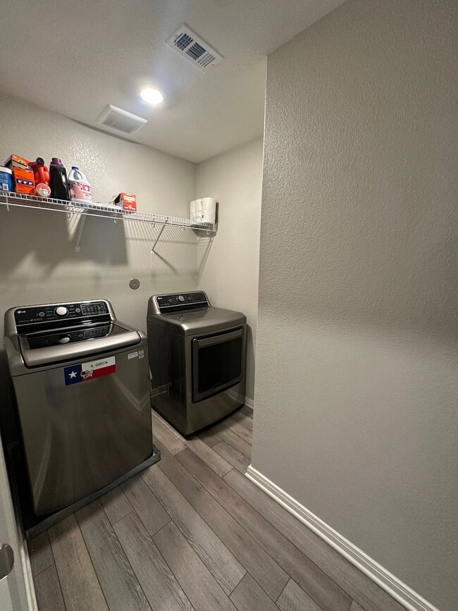 Foto del edificio - 6525 Underwood Way