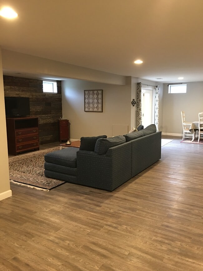 Living Room/EntranceEat - 926 Armistead St