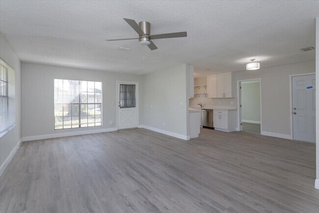 Foto del edificio - Chic 3-Bed Remodel with Pool in Elite School Zone