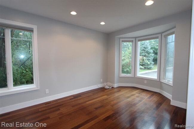 Building Photo - 1090 Oakwood Dr