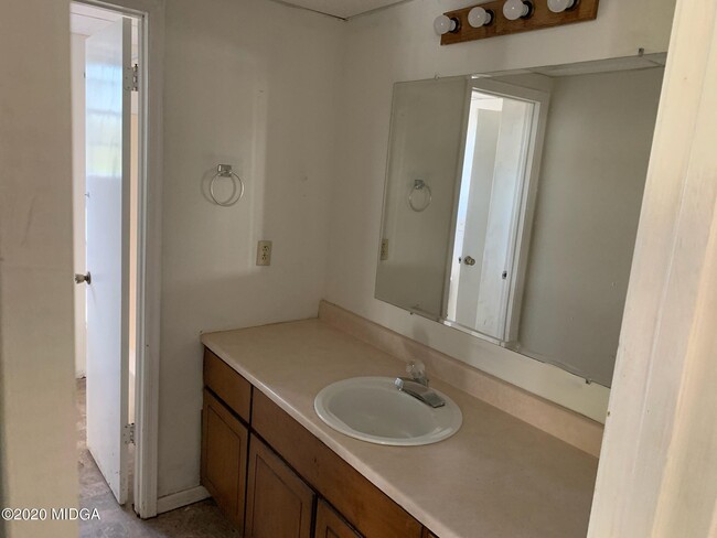Building Photo - 223 River Hills Ridge