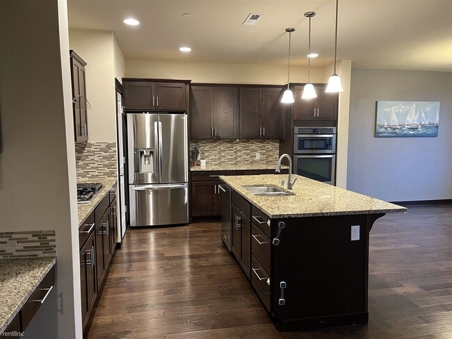 Building Photo - 4 br, 3.5 bath Townhome - 8465 169th Place...