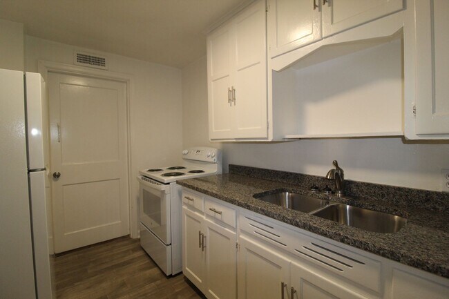 Building Photo - June FREE On This Updated 1 Bedroom 1 Bath Duplex in Navy Hill Area in Olathe
