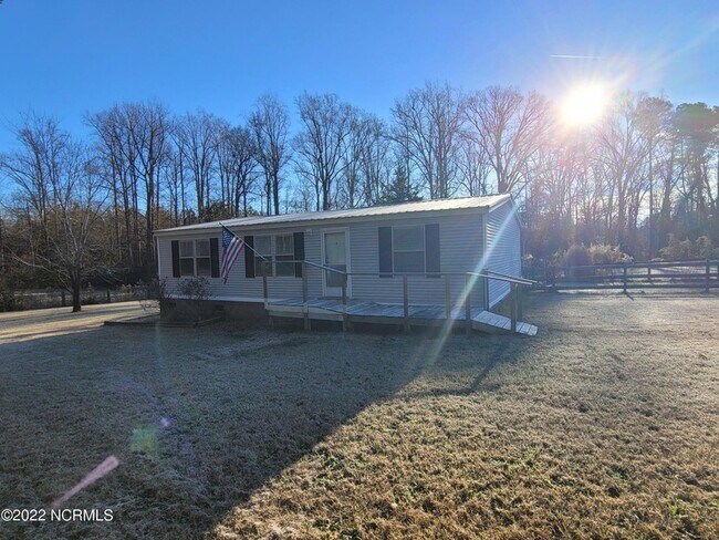 Foto del edificio - 1477 Farm Life School Rd