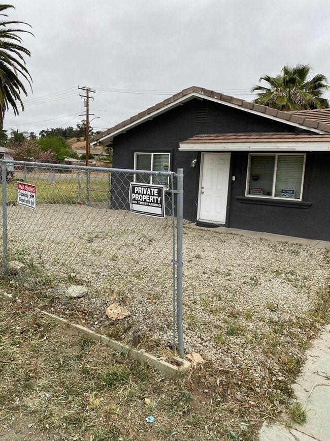 Building Photo - Lake Elsinore 2-Bedroom Home – $1,899 Limi...
