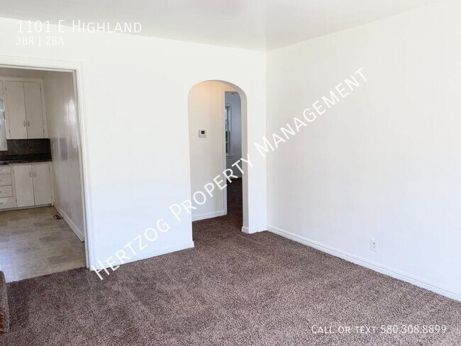 Building Photo - 3 Bedroom 2 bathroom home with 2 living ar...