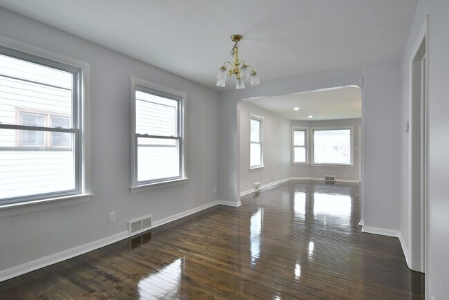 Foto del edificio - 2649 N Mont Clare Ave