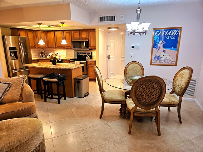 kitchen & dining area - 4900 Brittany Dr S