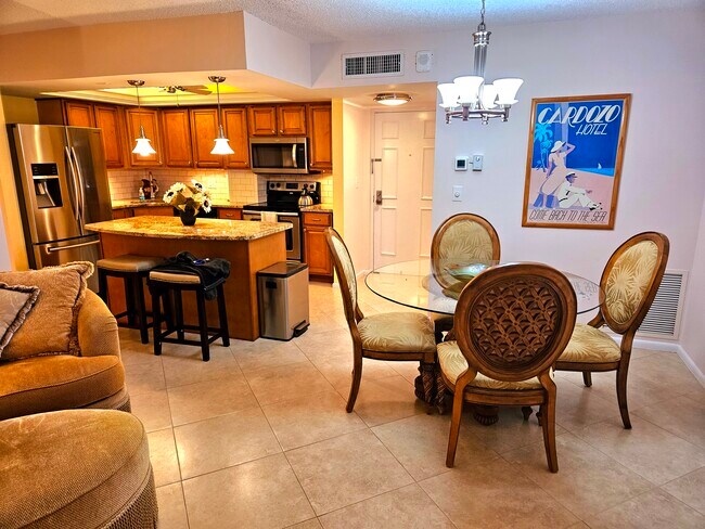kitchen & dining area - 4900 Brittany Dr S