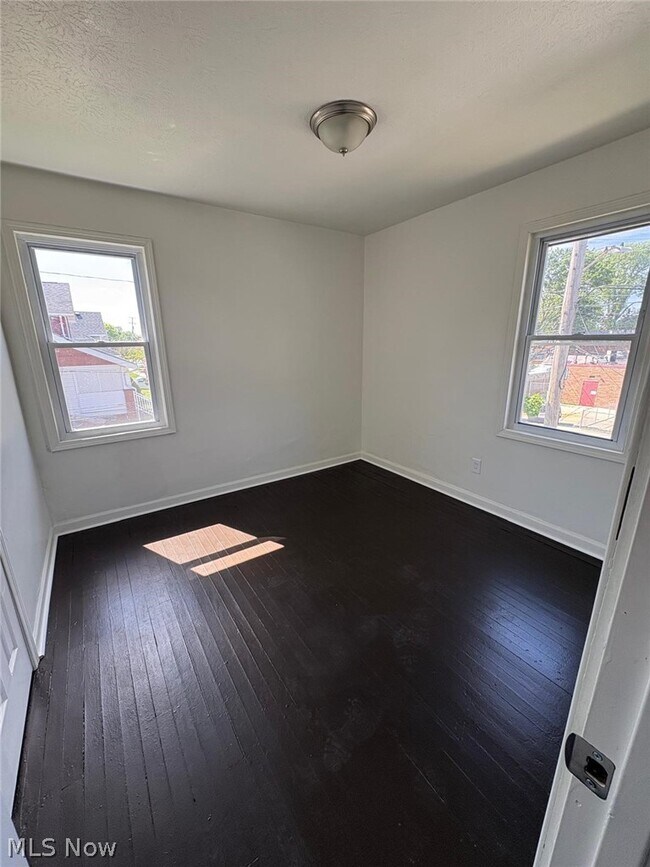 Foto del edificio - 3662 W 117th St