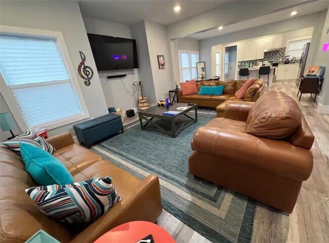 Foto del edificio - 2018 Detroit Ave NW