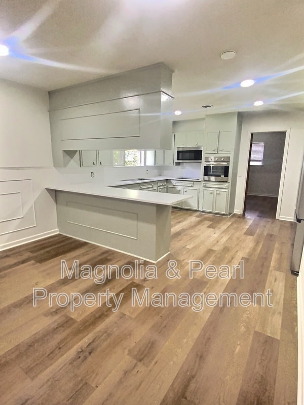 Foto del edificio - 1305 Robinwood Dr