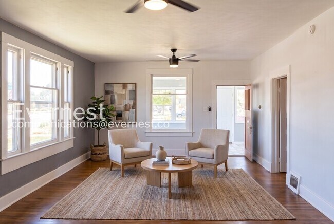 Building Photo - 2 Bed/1.5 Bath Home with Garage / Available Now!