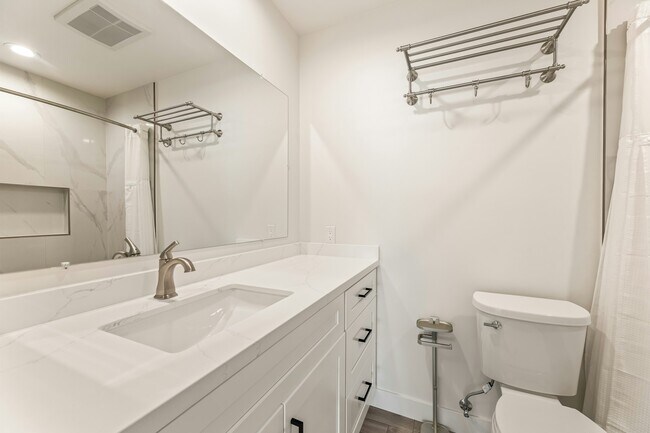 Foto del edificio - 5409 Radford Ave