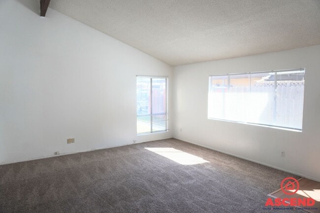 Building Photo - Duplex in Southwest Bakersfield!