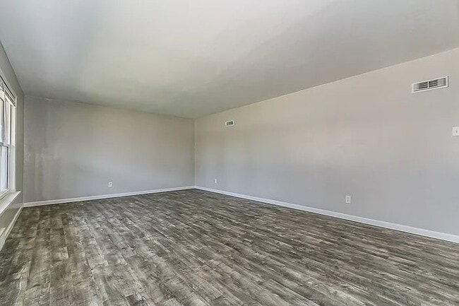 Building Photo - 1126 Lakeview Ave