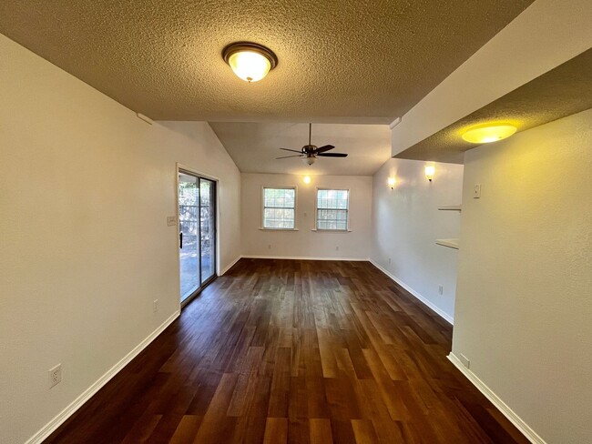 Building Photo - Spacious 3-Bedroom & 2.5 Bathrooms / Pet-F...