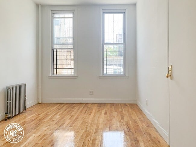 Building Photo - 155 Dupont St