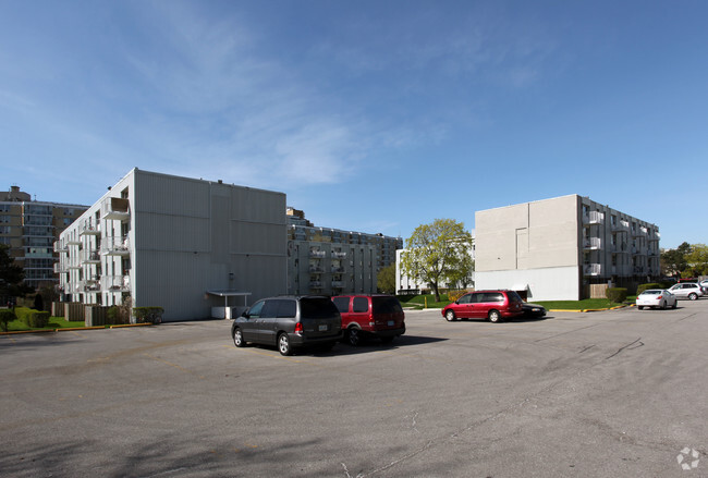 Building Photo - 30-34 St Dennis Dr
