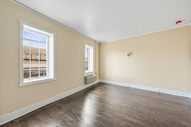 Foto del edificio - 409 Plandome Rd