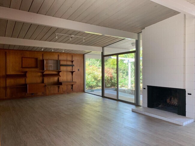 Building Photo - 3305 Middlefield Rd