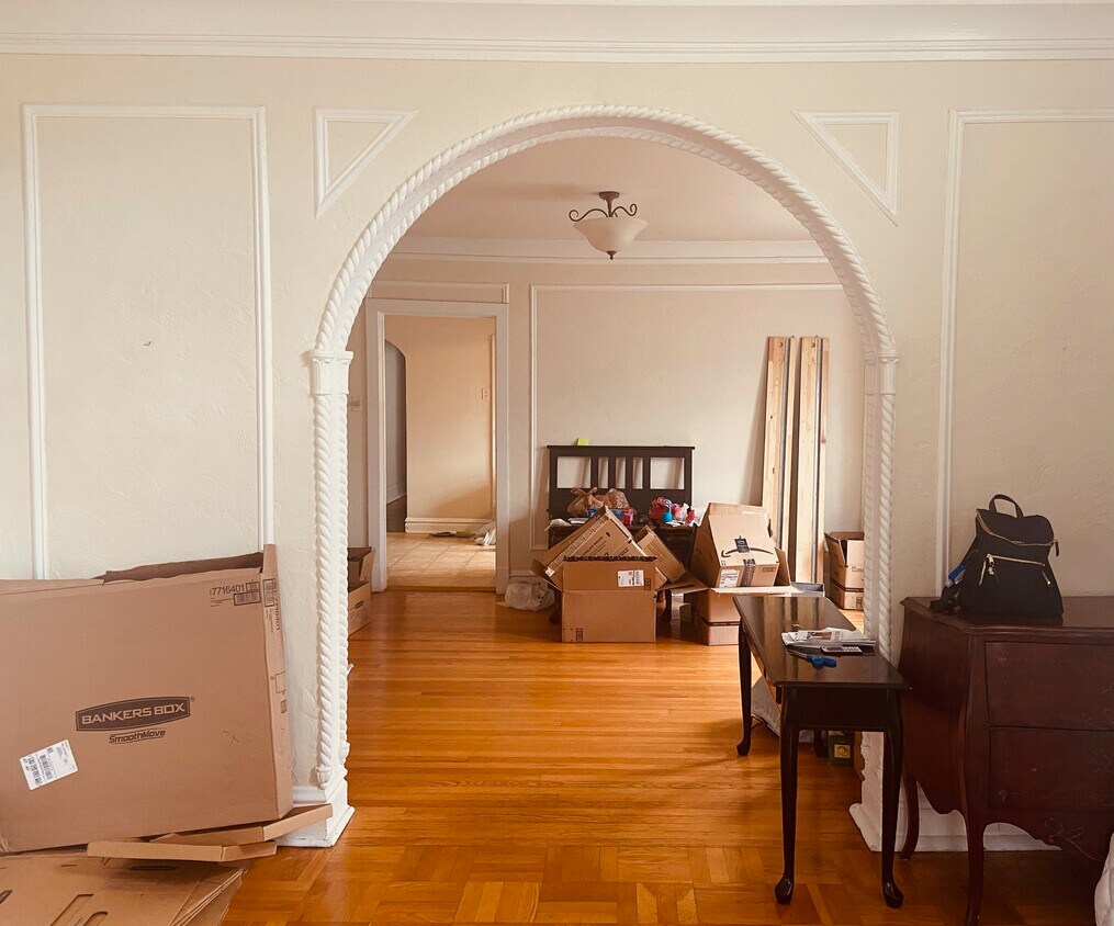Sala de estar con vista al comedor - 444 S Hanley Rd