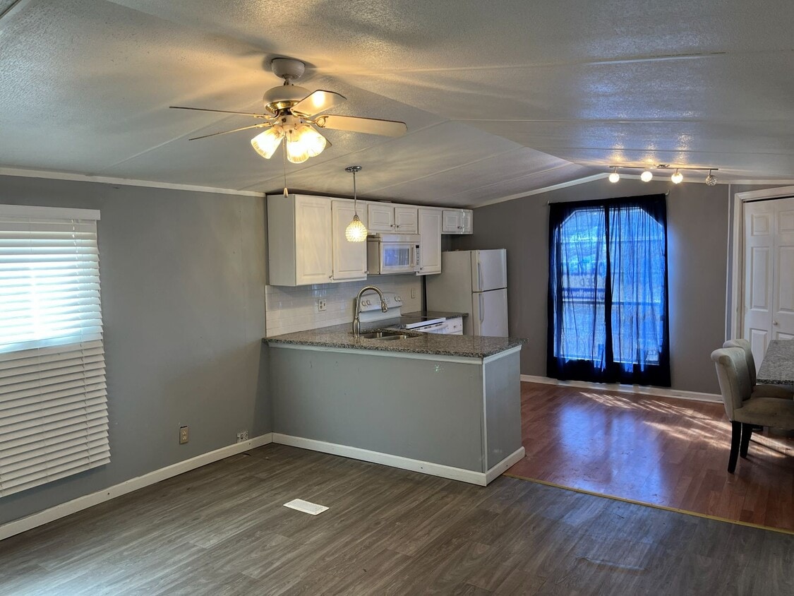 Building Photo - 6847 Skyview Dr SE