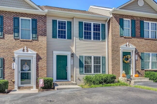 Building Photo - 6766 Village Green Dr
