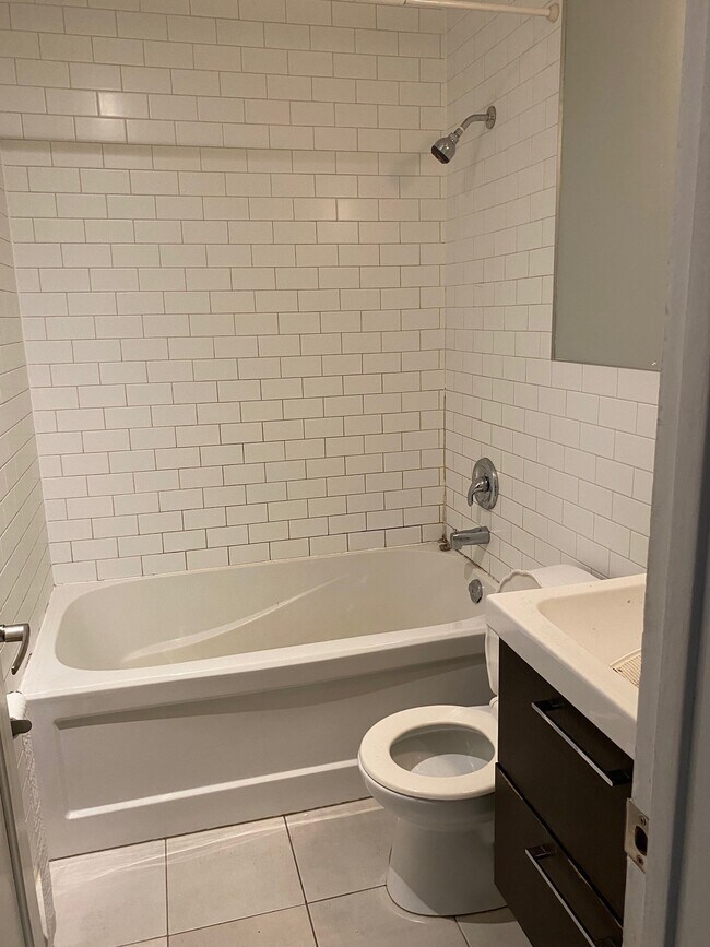 Building Photo - RENOVATED- 2 BEDROOM UNIT - With Air Conditioning - Park Lawn & Queensway
