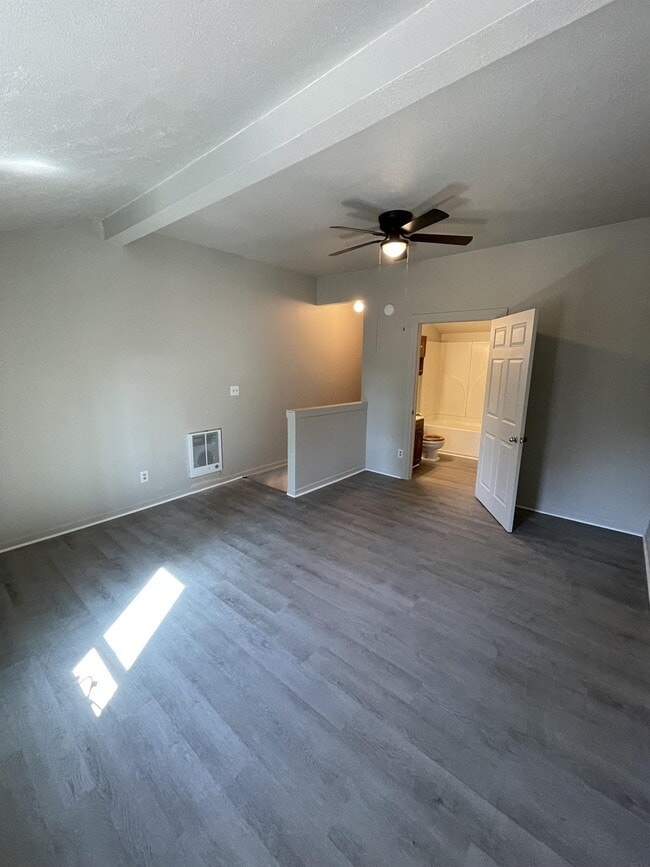 Building Photo - 914 Sparta Dr