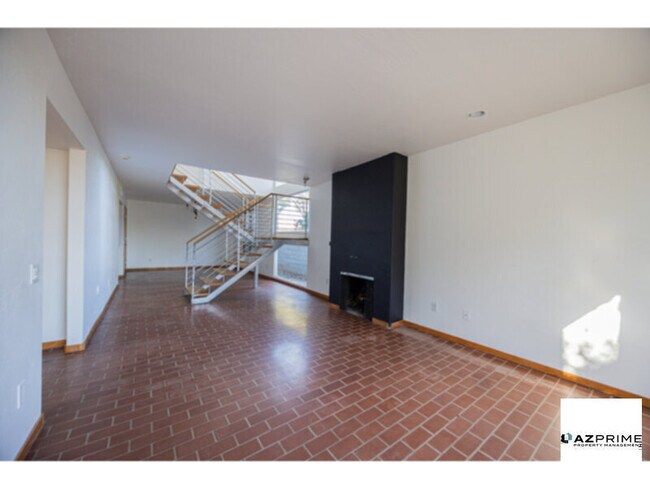 Foto del edificio - Step into a 3/2 Home that Delivers Instant Comfort, Character, and Convenience in the Heart of Phoen
