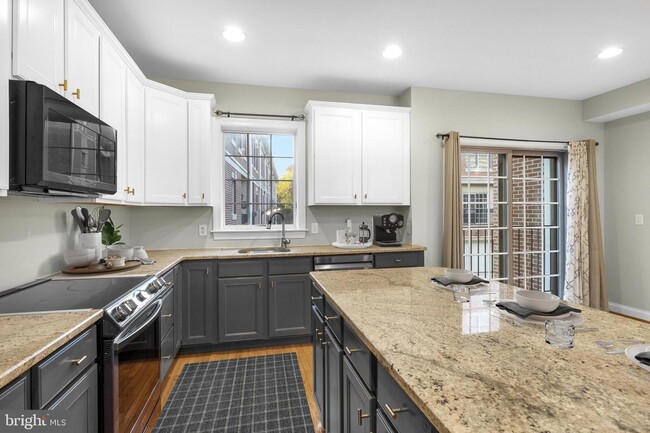 Building Photo - 850 S Swanson St