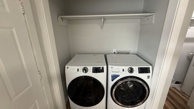 Nuevo juego de lavadora/secadora de carga frontal - Boulevard West Apartments