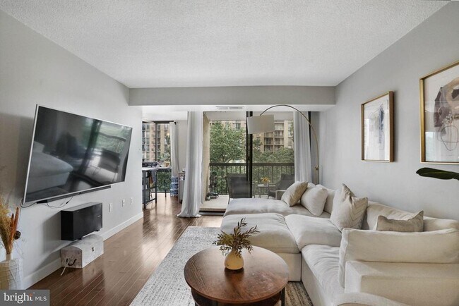 Foto del edificio - 4500 S Four Mile Run Dr