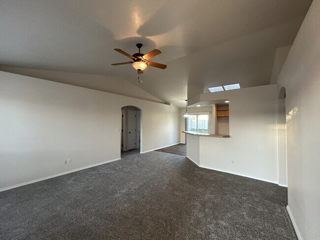 Foto del edificio - 557 N Katsura Ave